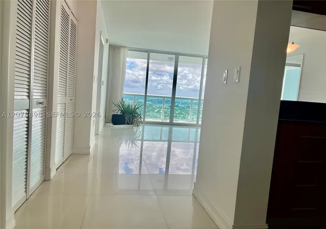Listing Photo 3 - Condo for sale in 1800 Club located at 1800 N Bayshore Dr, Miami, FL 33132 - Unit #3710
