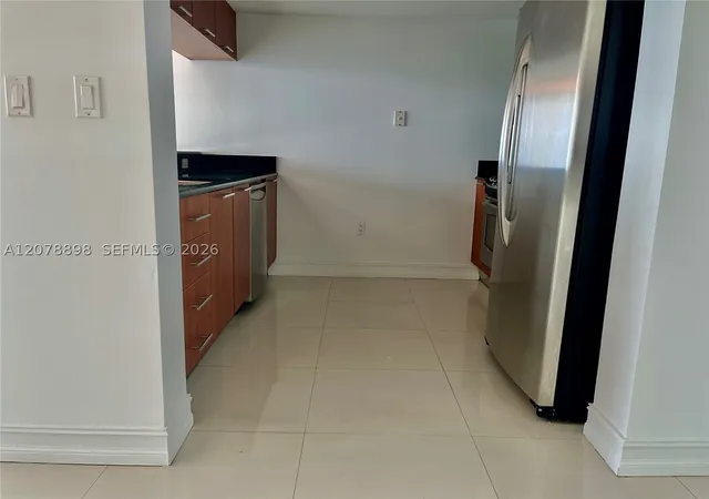 Listing Photo 4 - Condo for sale in 1800 Club located at 1800 N Bayshore Dr, Miami, FL 33132 - Unit #3710