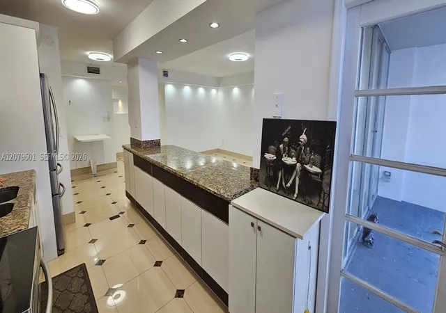 Listing Photo 2 - Condo for sale in building located at 18051 Biscayne Blvd, Aventura, FL 33160 - Unit #1501