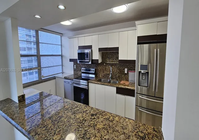 Listing Photo 4 - Condo for sale in building located at 18051 Biscayne Blvd, Aventura, FL 33160 - Unit #1501