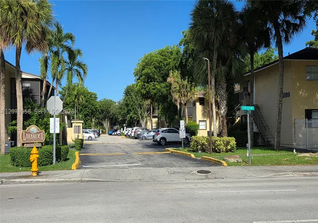 Listing Photo 2 - Condo for sale in Lakeside XI Condo located at 15619 Sw 73Rd Cir Ter, Miami, FL 33193 - Unit #10-8