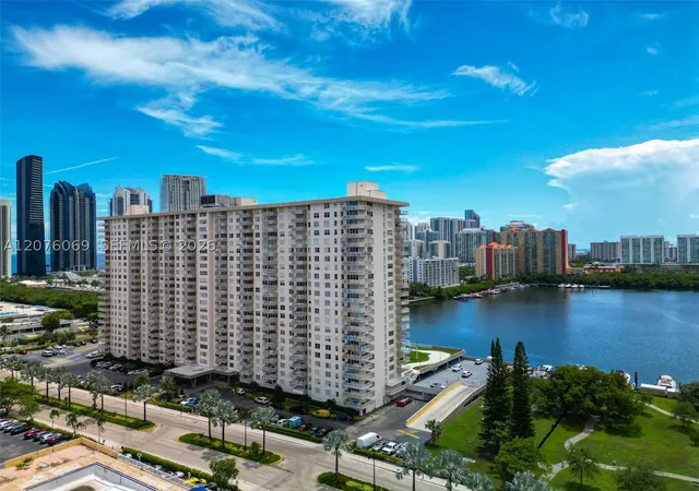 Listing Photo 5 - Condo for sale in building located at 250 174Th St, Sunny Isles Beach, FL 33160 - Unit #2304