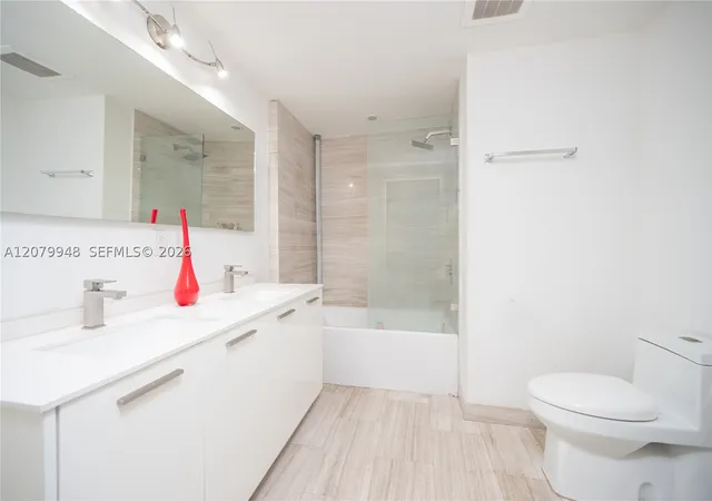 Listing Photo 4 - Condo for sale in Brickell House located at 1300 Brickell Bay Dr, Miami, FL 33131 - Unit #710
