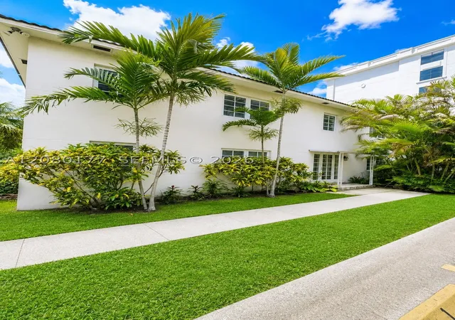Listing Photo 5 - Condo for sale in building located at 215 Sidonia Ave, Coral Gables, FL 33134