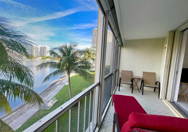 Listing Photo 4 - Condo for sale in building located at 3030 Marcos Dr, North Miami Beach, FL 33160 - Unit #T302