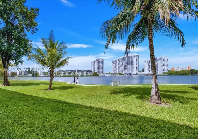 Listing Photo 5 - Condo for sale in building located at 3030 Marcos Dr, North Miami Beach, FL 33160 - Unit #T302
