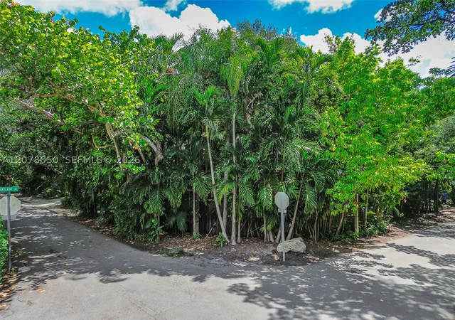 Photo 9 of Sale Pending at 3595 Avocado Ave, Miami, FL 33133 | MLS# A12078050 | Listing updated on 2026-09-24
