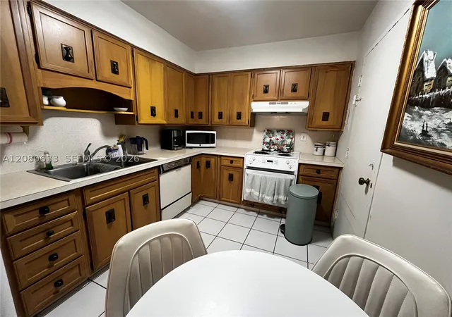 Listing Photo 2 - Condo for sale in building located at 9225 Collins Ave, Miami, FL 33154 - Unit #1003