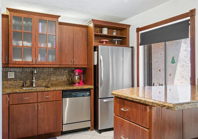 Listing Photo 4 - Condo for sale in building located at 197 Lakeview Dr, Weston, FL 33326 - Unit #102