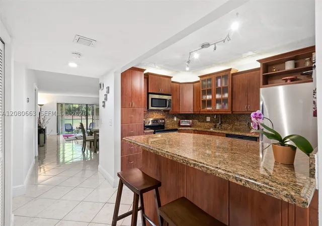 Listing Photo 5 - Condo for sale in building located at 197 Lakeview Dr, Weston, FL 33326 - Unit #102