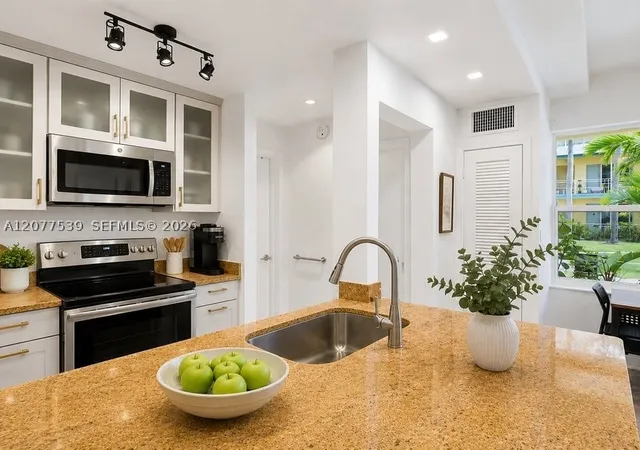Listing Photo 4 - Condo for sale in building located at 910 Bay Dr, Miami, FL 33141 - Unit #15