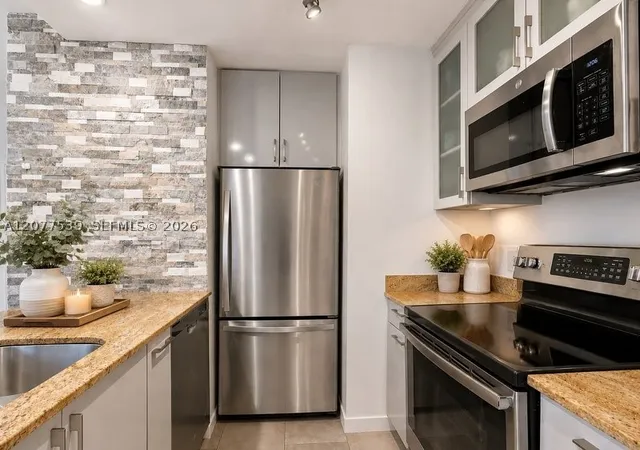 Listing Photo 5 - Condo for sale in building located at 910 Bay Dr, Miami, FL 33141 - Unit #15