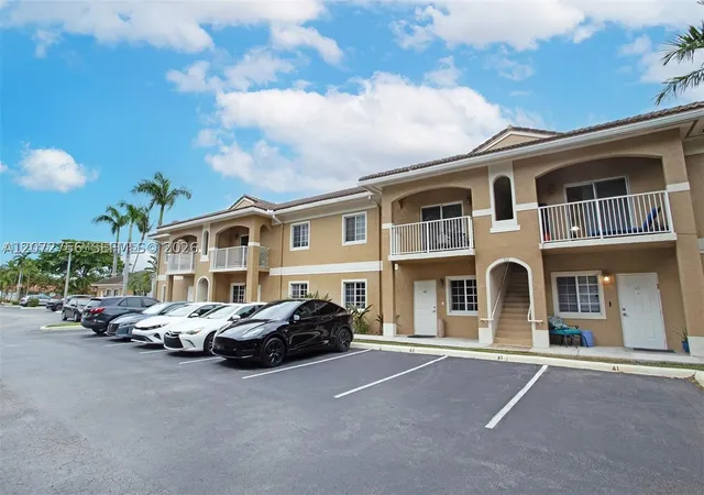 Photo 2 of Condo for sale at 911 Hillcrest Ct #7, Hollywood, FL 33021 | MLS# A12072756 | Listing updated on 2026-09-09
