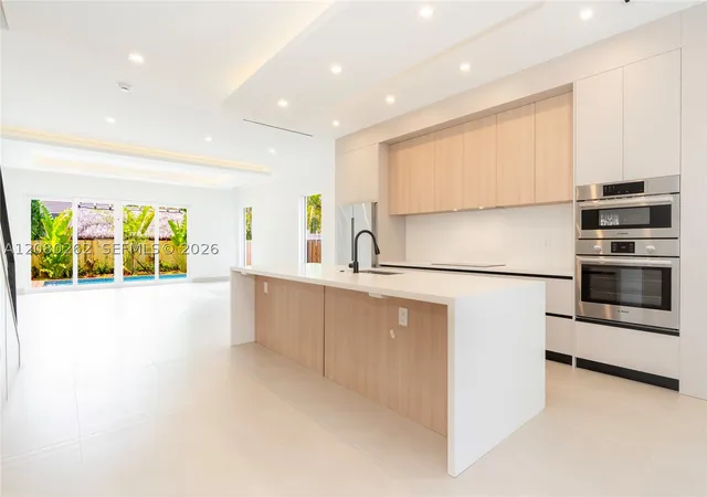 Photo 2 of Single family home for sale at 721 Sw 7th Avenue, Fort Lauderdale, FL 33315 | MLS# A12080262 | Listing updated on 2026-09-12