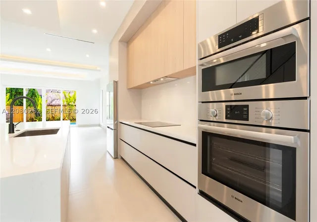 Photo 3 of Single family home for sale at 721 Sw 7th Avenue, Fort Lauderdale, FL 33315 | MLS# A12080262 | Listing updated on 2026-09-12