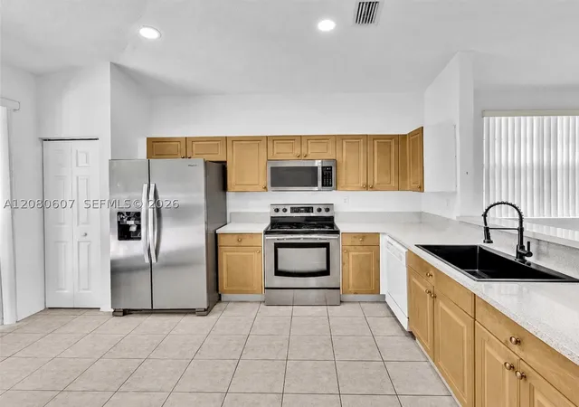 Photo 4 of Townhouse for sale at 7420 S Aragon Blvd #1, Sunrise, FL 33313 | MLS# A12080607 | Listing updated on 2026-09-11