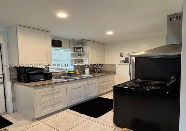 Listing Photo 5 - Condo for sale in building located at 612 W Drew St, Lantana, FL 33462