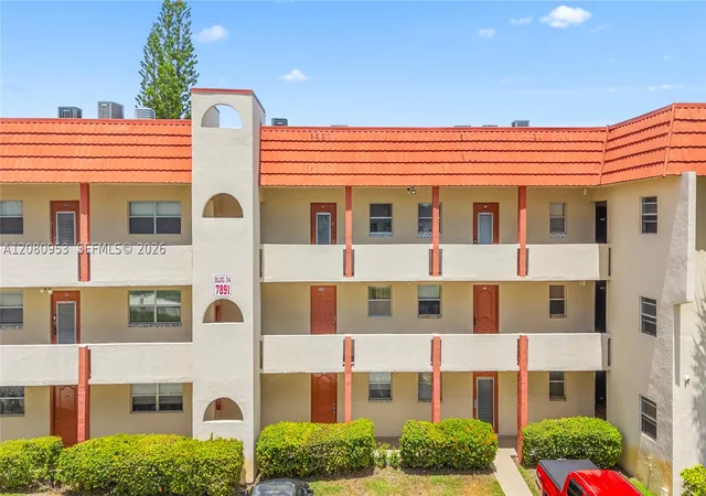 Listing Photo 4 - Condo for sale in building located at 7891 N Sunrise Lakes Dr, Sunrise, FL 33322 - Unit #305