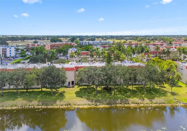 Listing Photo 5 - Condo for sale in building located at 7891 N Sunrise Lakes Dr, Sunrise, FL 33322 - Unit #305