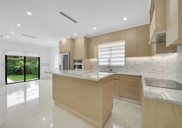 Photo 4 of Single family home for sale at 728 Majorca Ave, Coral Gables, FL 33134 | MLS# A12081169 | Listing updated on 2026-09-01