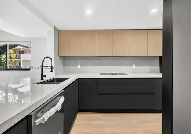 Photo 2 of Townhouse for sale at 10046 Nw 41st Street #48-4, Doral, FL 33178 | MLS# A12080837 | Listing updated on 2026-09-01