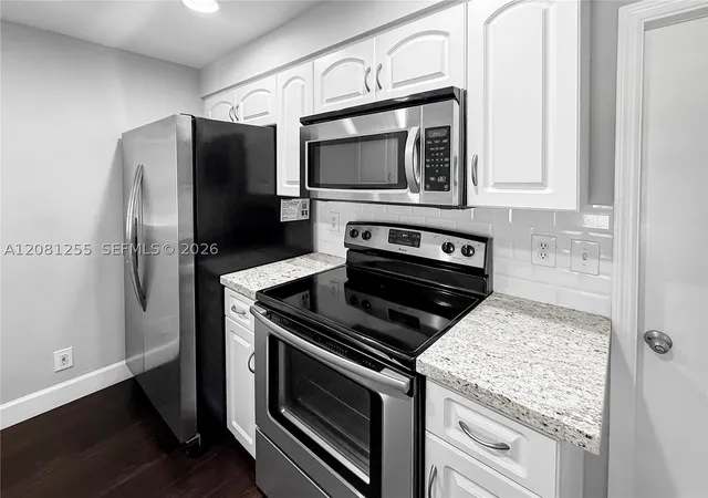Photo 4 of Townhouse for sale at 1606 Veracruz Ln, Weston, FL 33327 | MLS# A12081255 | Listing updated on 2026-09-10