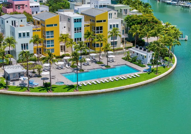 Listing Photo 4 - Condo for sale in building located at 6103 Aqua Ave, Miami, FL 33141 - Unit #702