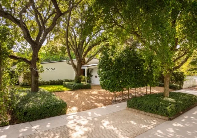 Photo 2 of Sale Pending at 205 S Shore Dr, Miami, FL 33133 | MLS# A12078853 | Listing updated on 2026-09-21