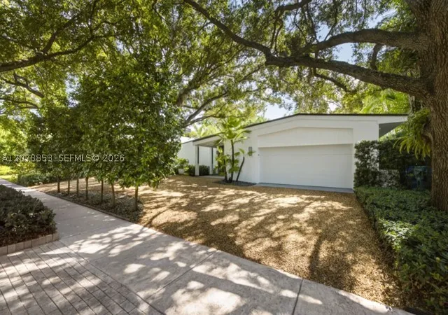 Photo 3 of Sale Pending at 205 S Shore Dr, Miami, FL 33133 | MLS# A12078853 | Listing updated on 2026-09-21