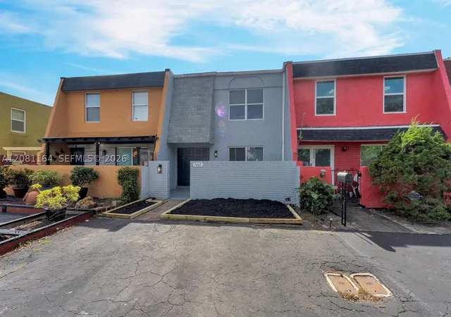 Photo 2 of Townhouse for sale at 7402 Nw 75th Street, Tamarac, FL 33321 | MLS# A12081164 | Listing updated on 2026-09-15
