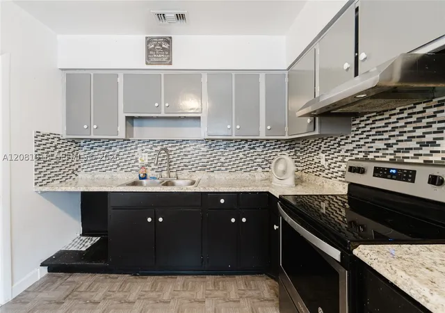 Listing Photo 4 - Condo for sale in building located at 5737 Grant St, Hollywood, FL 33021