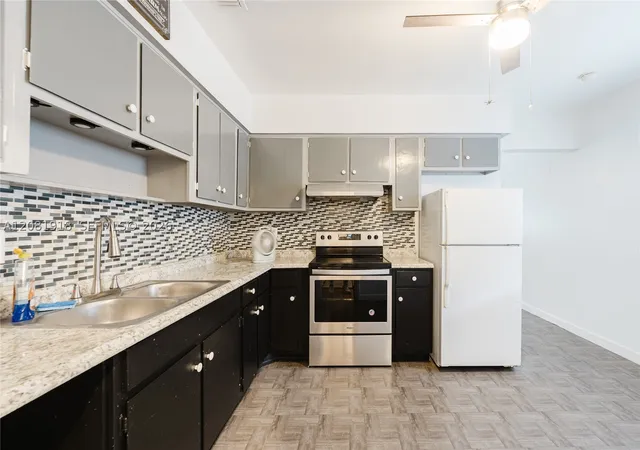 Listing Photo 5 - Condo for sale in building located at 5737 Grant St, Hollywood, FL 33021