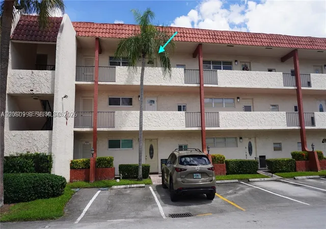 Photo 4 of Condo for sale at 800 S Hollybrook Dr #305, Pembroke Pines, FL 33025 | MLS# A12080990 | Listing updated on 2026-09-02