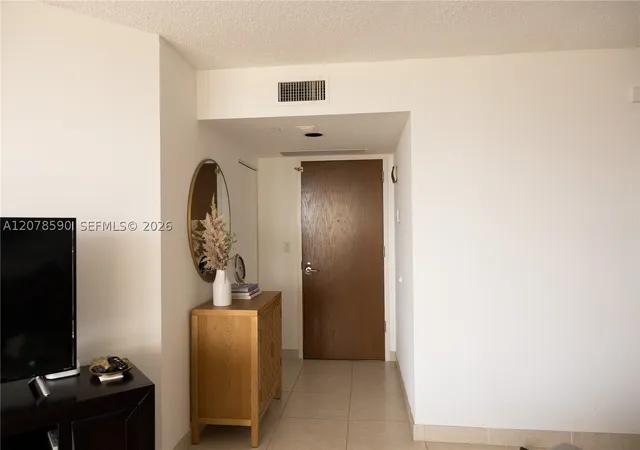Photo 4 of Condo for sale at 1000 W Island Blvd #1010, Aventura, FL 33160 | MLS# A12078590 | Listing updated on 2026-09-04