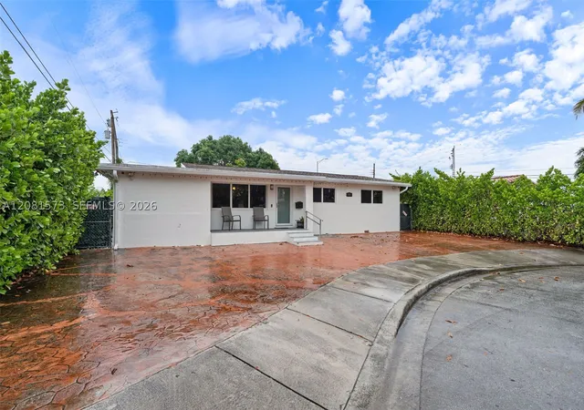 Photo 3 of Sale Pending at 985 Se 2nd Place, Hialeah, FL 33010 | MLS# A12081573 | Listing updated on 2026-10-07