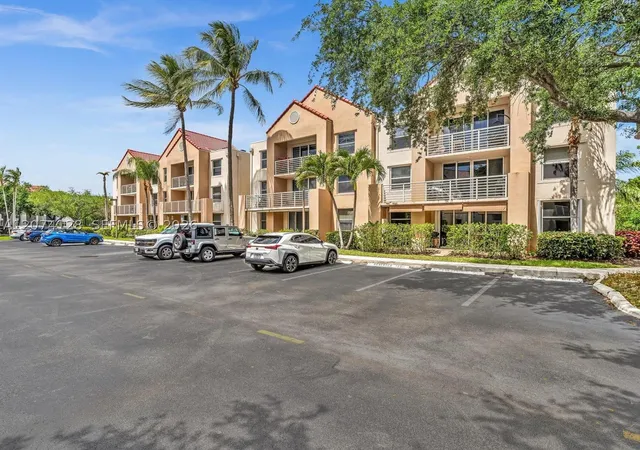 Photo 3 of Condo for sale at 2721 Ocean Clb Blvd #201, Hollywood, FL 33019 | MLS# A12074128 | Listing updated on 2026-09-03