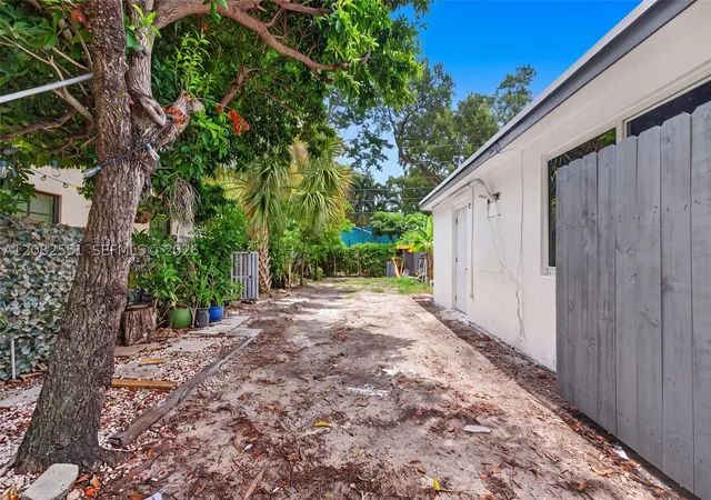 Photo 3 of Single family home for sale at 1541 Sw 32nd Court, Fort Lauderdale, FL 33315 | MLS# A12082551 | Listing updated on 2026-09-03