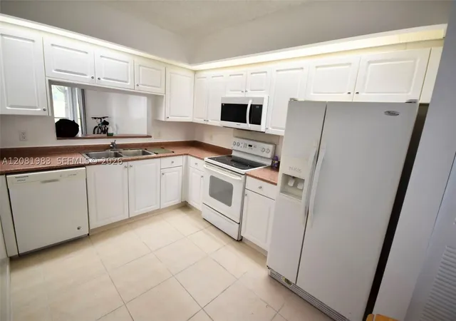 Listing Photo 4 - Condo for sale in building located at 1650 Sw 124Th Ter, Pembroke Pines, FL 33027 - Unit #102D