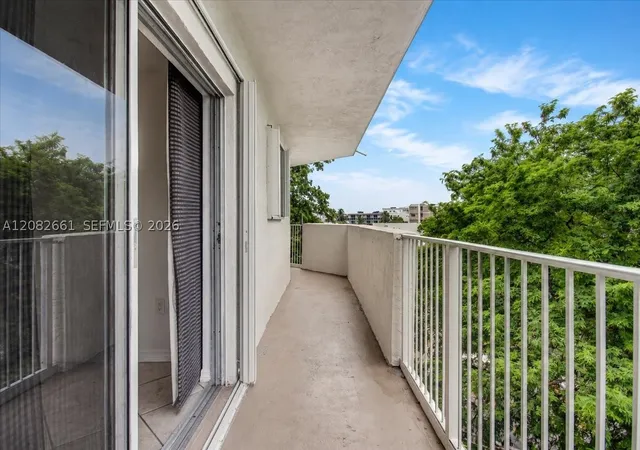 Listing Photo 4 - Condo for sale in building located at 1975 Normandy Dr, Miami, FL 33141 - Unit #303