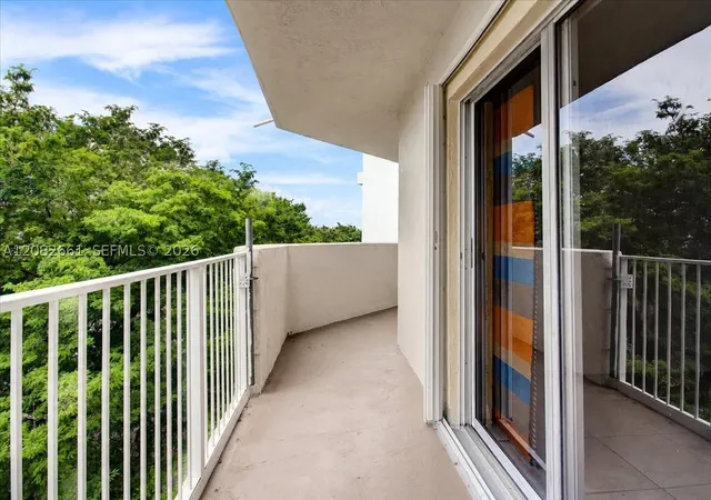 Listing Photo 5 - Condo for sale in building located at 1975 Normandy Dr, Miami, FL 33141 - Unit #303