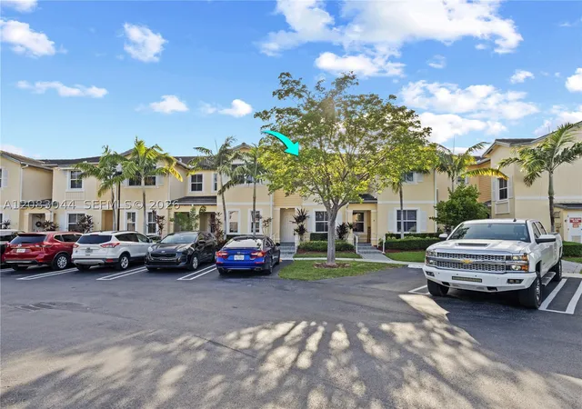 Photo 4 of Townhouse for sale at 132 SE 28th Place #7, Homestead, FL 33033 | MLS# A12083044 | Listing updated on 2026-09-04