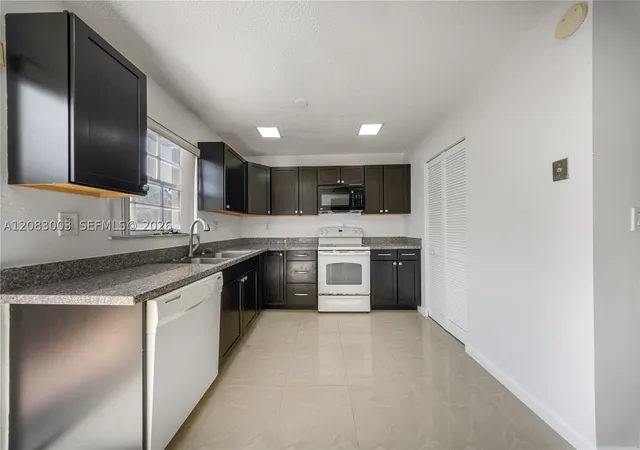 Photo 4 of Townhouse for sale at 6110 SW 129th Place #1703, Miami, FL 33183 | MLS# A12083003 | Listing updated on 2026-09-09