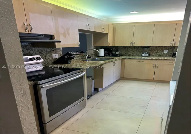 Photo 4 of Condo for sale at 445 Lakeview Dr #1, Weston, FL 33326 | MLS# A12082775 | Listing updated on 2026-09-04