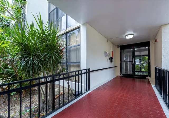 Listing Photo 4 - Condo for sale in building located at 17011 N Bay Rd, Miami, FL 33160 - Unit #716