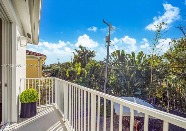 Photo 3 of Townhouse for sale at 2656 NE 30th Place, Fort Lauderdale, FL 33306 | MLS# A12082885 | Listing updated on 2026-09-16