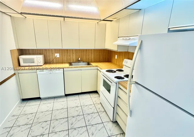 Photo 3 of Condo for sale at 2500 Parkview Dr #1109, Hallandale Beach, FL 33009 | MLS# A12083507 | Listing updated on 2026-09-21