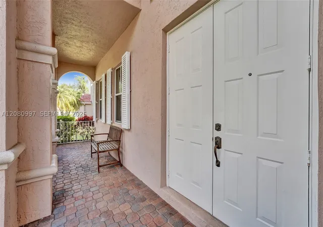 Photo 3 of Single family home for sale at 3892 Falcon Ridge Cir, Weston, FL 33331 | MLS# A12080997 | Listing updated on 2026-09-16