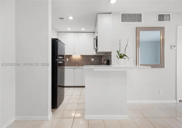 Listing Photo 5 - Condo for sale in building located at 3040 Ne 16Th Ave, Oakland Park, FL 33334 - Unit #104