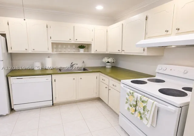 Listing Photo 4 - Condo for sale in building located at 301 Cambridge Rd, Hollywood, FL 33024 - Unit #306