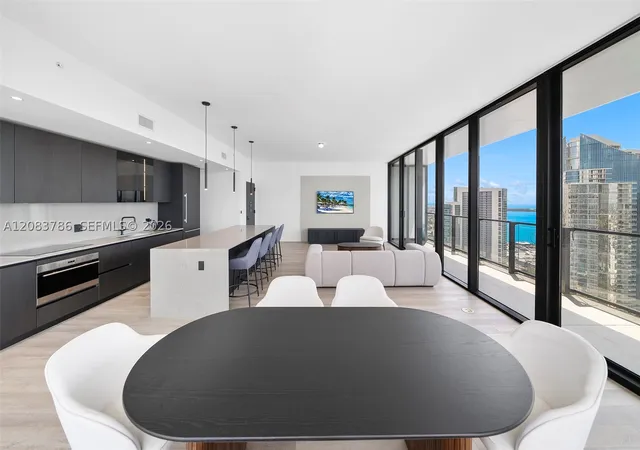 Listing Photo 4 - Condo for sale in building located at 20 NE 11th St, Miami Beach, FL 33132 - Unit #5204